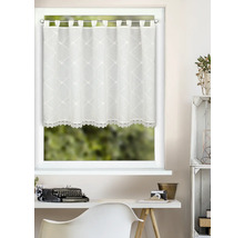 Weiße Scheibengardine mit Rautenmuster, Sternmotiven, Häkelkante und Schlaufen vor einem Fenster in einem hellen Raum.