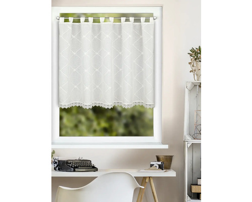 Weiße Scheibengardine mit Rautenmuster, Sternmotiven, Häkelkante und Schlaufen vor einem Fenster in einem hellen Raum.