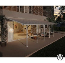 Terrassenüberdachung aus Metall mit Glasdach vor einem Wohnhaus mit Gartenmöbeln und zwei Hängesesseln auf der Terrasse. (Image AI modified or generated)