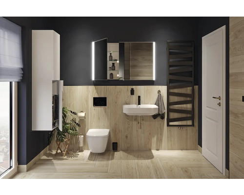 Modernes Badezimmer mit Wandfliesen in Holzoptik, weißem Hänge-WC, Waschbecken, beleuchtetem Spiegelschrank und schwarzem Design-Heizkörper.