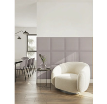 Moderner, heller Wohnbereich mit fliederfarbenen Polster-Wandpaneelen, einem weißen Bouclé-Sessel und einer Essgruppe im Hintergrund.