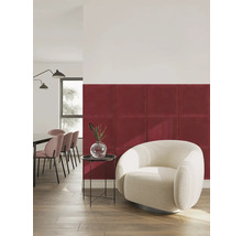 Moderne Wandgestaltung mit quadratischen, gepolsterten Wandpaneelen in Rot in einem hellen Wohnzimmer mit weißem Sessel.