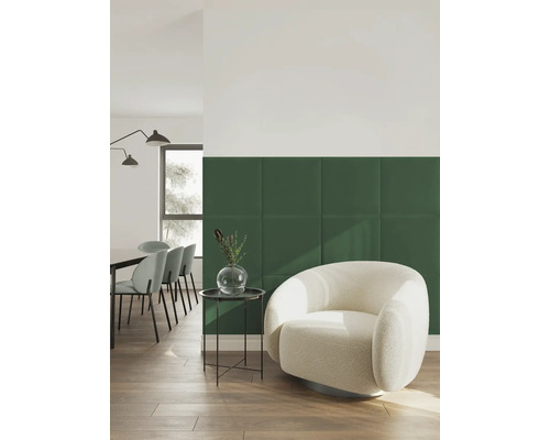 Wandkissen Riviera grün Samt-Optik 45 x 45 cm Modernes Wohnzimmer mit grünen Polsterpaneelen an der Wand, hellem Sessel, Beistelltisch und Essbereich auf Holzboden.