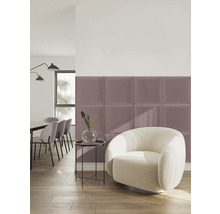 Moderne Raumszene mit quadratischen gepolsterten Wandpaneelen in Mauve, weißem Sessel, Beistelltisch und Essbereich im Hintergrund.