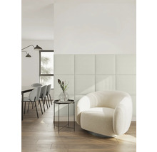 Modernes, helles Wohnzimmer mit quadratischen Wandpaneelen, einem runden Sessel aus Bouclé und einem Essbereich im Hintergrund.