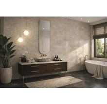 Modernes Badezimmer mit Wandfliesen in Marmoroptik, dunklem Waschtisch mit Aufsatzbecken, ovalem Spiegel und einer freistehenden Badewanne.