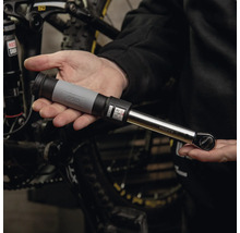 WGB Drehmomentschlüssel für Fahrräder mit einer Skala von 4 bis 20 Newtonmeter, gehalten vor einem Mountainbike.