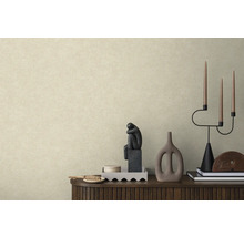 Modernes Wohnzimmer mit strukturierter Tapete in Naturtönen hinter einem dunklen Sideboard aus Holz mit minimalistischen Dekorationsartikeln.