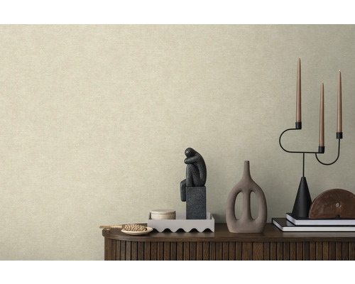 Modernes Wohnzimmer mit strukturierter Tapete in Naturtönen hinter einem dunklen Sideboard aus Holz mit minimalistischen Dekorationsartikeln.