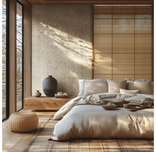 Helles Schlafzimmer im japanischen Stil mit gemusterter Tapete, einem niedrigen Holzbett, Rattanhocker und Wandpaneelen aus Naturfasern.