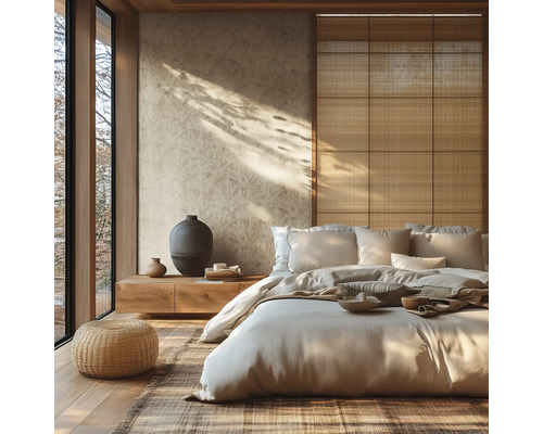 Helles Schlafzimmer im japanischen Stil mit gemusterter Tapete, einem niedrigen Holzbett, Rattanhocker und Wandpaneelen aus Naturfasern.
