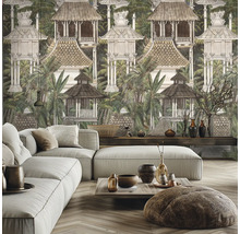 Wohnzimmer mit grauem Sofa und Fototapete mit illustrierter tropischer Landschaft, balinesischen Hütten und Palmen.