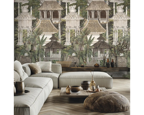 Wohnzimmer mit grauem Sofa und Fototapete mit illustrierter tropischer Landschaft, balinesischen Hütten und Palmen.