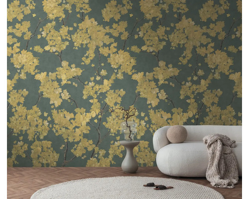 Tapete mit gelbem floralem Muster auf dunkelgrünem Hintergrund in einem hellen Wohnzimmer mit weißem Sofa und rundem Teppich.