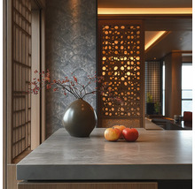 Modernes Interieur mit Arbeitsplatte in Steinoptik, Keramikvase mit Beerenzweigen, Äpfeln, strukturierter Wand und dekorativem Holz-Raumteiler.