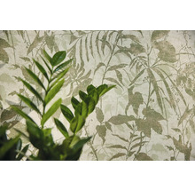 Vliestapete mit botanischem Blättermotiv und einer Pflanze im Vordergrund.
