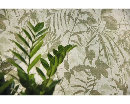Vliestapete mit botanischem Blättermotiv und einer Pflanze im Vordergrund.