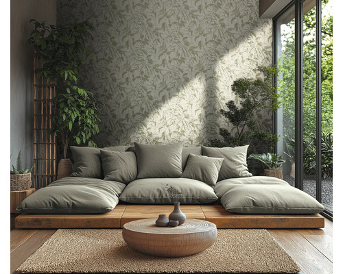 Helles Wohnzimmer mit Vliestapete im Blätterdesign, niedrigem Podestsofa aus Holz, rundem Holztisch, Jute-Teppich und Zimmerpflanzen.