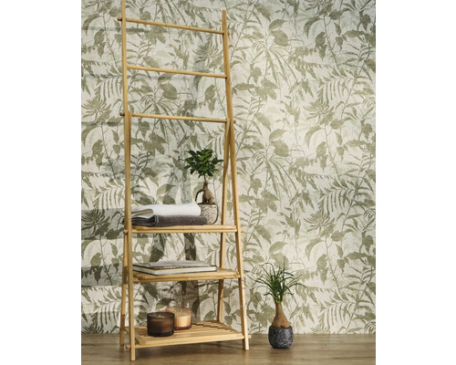 Vliestapete mit botanischem Blattmotiv und Vögeln hinter einem Bambusregal mit Handtüchern und Pflanzen in einem hellen Raum.