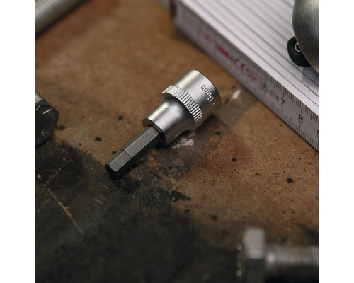 Sechskant-Bit-Einsatz 6 Millimeter aus Metall auf einer Werkbank.