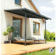 Terrassenüberdachung aus Metall über einer Holzterrasse mit zwei Liegestühlen an einer Hauswand. (Image AI modified or generated)