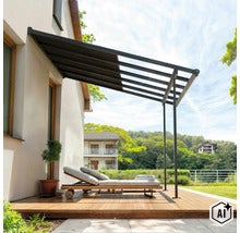 Moderne Terrassenüberdachung aus Metall an einer Hauswand mit Sonnenliege auf einer Holzterrasse im Garten. (Image AI modified or generated)
