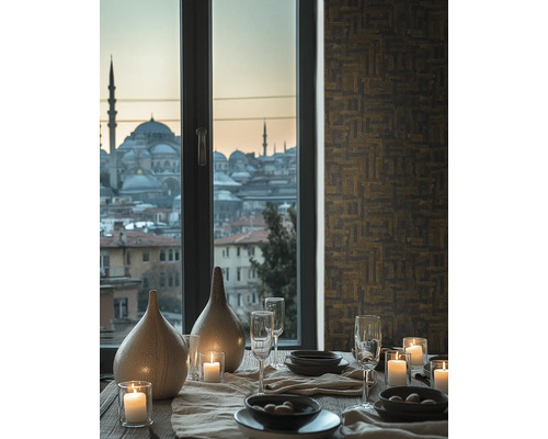 Eleganter Esstisch mit brennenden Kerzen, Keramikvasen und Gläsern vor einem Fenster mit Stadtansicht auf Moscheen. Geometrische Tapete.