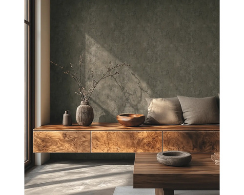 Modernes Wohnzimmer mit strukturierter dunkelgrauer Wand, Sideboard aus Holz, dekorativen Vasen, Holzschale und Kissen bei Tageslicht.