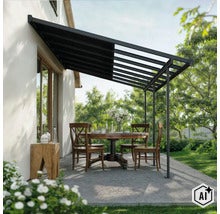Terrassenüberdachung mit festem Dach und integrierter Markise vor einer Hausfassade mit Essgruppe auf der Terrasse im Garten. (Image AI modified or generated)