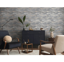 Moderner Wohnraum mit grauer Tapete im Wellendesign, einem dunklen Sideboard, strukturierten Sesseln und minimalistischer Dekoration.