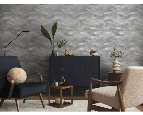 Moderner Wohnraum mit grauer Tapete im Wellendesign, einem dunklen Sideboard, strukturierten Sesseln und minimalistischer Dekoration.