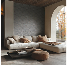 Modernes Wohnzimmer mit strukturierter Wand, Ecksofa, niedrigem Holztisch und großem Rundbogenfenster mit Blick auf einen Baum.