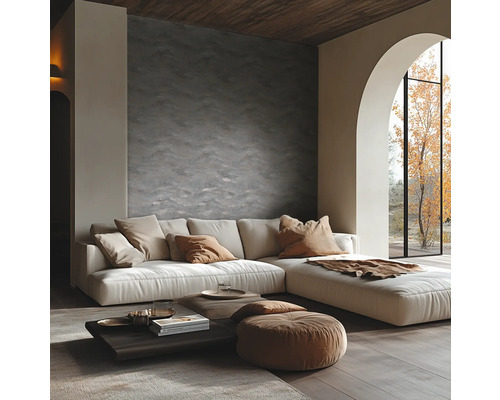 Modernes Wohnzimmer mit strukturierter Wand, Ecksofa, niedrigem Holztisch und großem Rundbogenfenster mit Blick auf einen Baum.