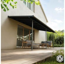 Terrassenüberdachung aus Metall an einer Hausfassade mit darunter stehenden Gartenmöbeln auf einer Holzterrasse im Garten. (Image AI modified or generated)