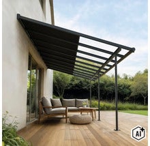 Terrassenüberdachung mit teilweise beschatteter Dachfläche und Holzterrasse mit Sitzgruppe im Garten. (Image AI modified or generated)