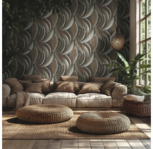 Wohnzimmer mit gemusterter Tapete, Stoffsofa, zwei runden Geflecht-Hockern auf einem Teppich und Zimmerpflanzen.