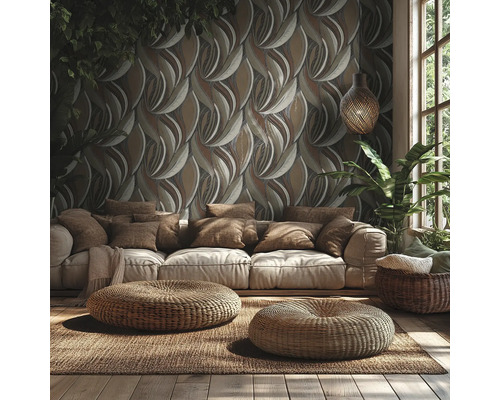 Wohnzimmer mit gemusterter Tapete, Stoffsofa, zwei runden Geflecht-Hockern auf einem Teppich und Zimmerpflanzen.