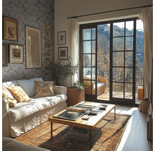 Helles Wohnzimmer mit weißem Sofa, Holztisch und großer Glasfront zum Balkon mit Blick in die Natur.
