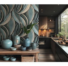 Moderne Küche mit blau-beiger Blatttapete, Holzregal mit blauen Keramikvasen und dunklen Küchenschränken.
