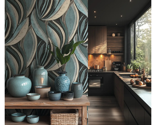 Moderne Küche mit blau-beiger Blatttapete, Holzregal mit blauen Keramikvasen und dunklen Küchenschränken.