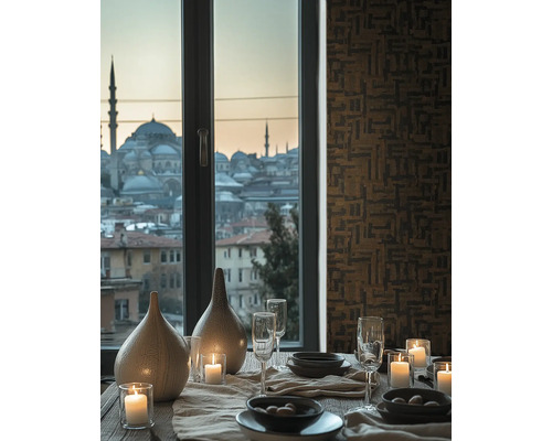 Gedeckter Esstisch mit Kerzen, Gläsern und Vasen vor einem Fenster mit Stadtblick und geometrisch gemusterter Tapete.