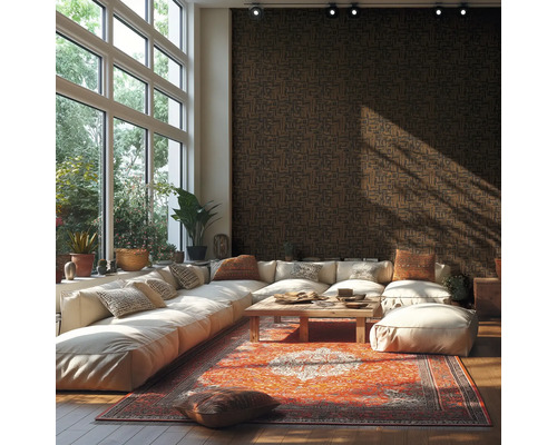 Modernes helles Wohnzimmer mit dunkler Mustertapete großem weißen Ecksofa buntem Orientteppich Holztisch und bodentiefen Fenstern.