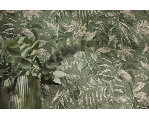 Vliestapete mit botanischem Blättermuster und Dekovase mit Eukalyptus.