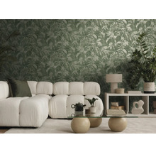 Helles, modernes Wohnzimmer mit weißem Polstersofa, Glastisch und Vliestapete mit grünem Blattmuster im tropischen Stil.