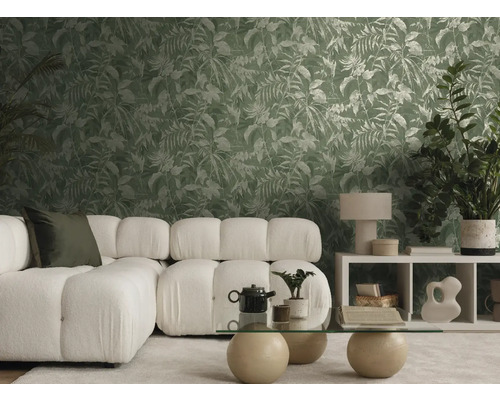 Helles, modernes Wohnzimmer mit weißem Polstersofa, Glastisch und Vliestapete mit grünem Blattmuster im tropischen Stil.
