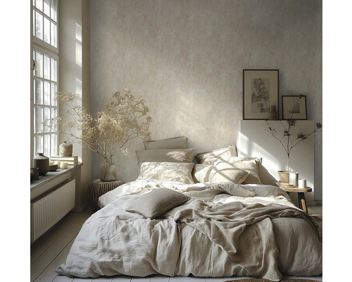 Helles Schlafzimmer mit strukturierter Tapete, Bett mit Leinenbettwäsche, Trockenblumen in Vasen und großem Fenster für natürliches Licht.