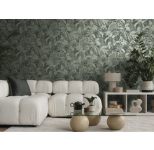 Modernes Wohnzimmer mit botanischer Mustertapete, weißem Polstersofa und Glastisch in hellem, organisiertem Ambiente.