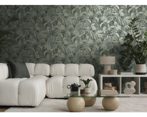 Modernes Wohnzimmer mit botanischer Mustertapete, weißem Polstersofa und Glastisch in hellem, organisiertem Ambiente.