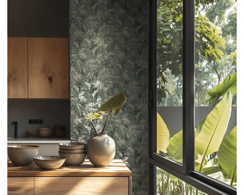 Tapete mit Blattmuster in einer hellen Küche mit Holzmöbeln, Keramikschalen und einer Vase vor einem Fenster mit Blick in die Natur.