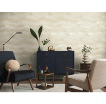 Modernes Wohnzimmer mit abstrakt gemusterter Tapete in Beige und Gold, dunkelblauem Sideboard und zwei Sesseln.